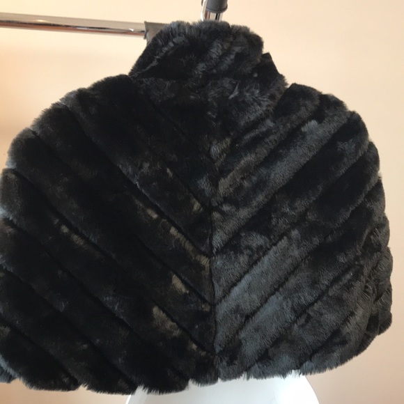 Bebe faux fur shoulder cape. - Picture 4 of 6